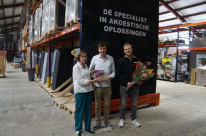 Uitreiking Ambassadeurschap Nyink Wethouder Ria Leliveld overhandigt het bordje met de bloemen namens WerkgeversServicepunt Achterhoek aan Erik Weenink en Peter Nijhuis (rechts) van Nyink.