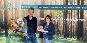 Han Wolterinck wordt in het zonnetje gezet door wethouder Ria Leliveld namens WerkgeversServicepunt Achterhoek