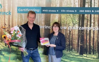 Han Wolterinck wordt in het zonnetje gezet door wethouder Ria Leliveld namens WerkgeversServicepunt Achterhoek
